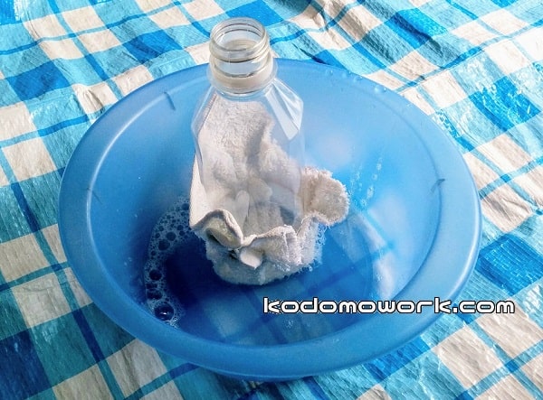 洗面器につけて泡を作る