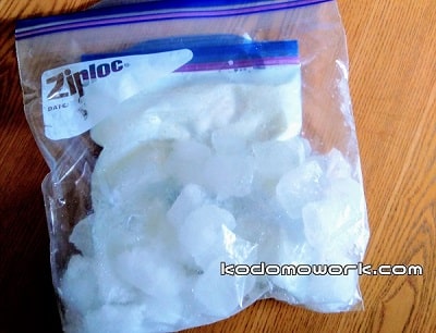 塩氷の大袋の中にアイス材料が入った中袋を入れる
